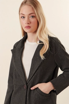 Bir model, Bigdart toptan giyim markasının 46826 - Coat - Smoked toptan Kaban ürününü sergiliyor.