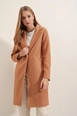 Una modella di abbigliamento all'ingrosso indossa 46829-coat-biscuit-color, vendita all'ingrosso turca di  di 
