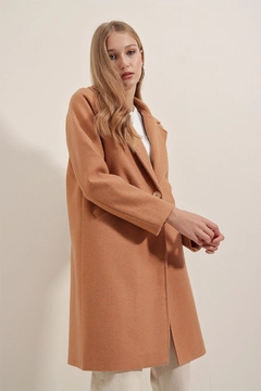 Ein Bekleidungsmodell aus dem Großhandel trägt 46829 - Coat - Biscuit Color, türkischer Großhandel Mantel von Bigdart