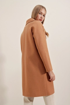 Ein Bekleidungsmodell aus dem Großhandel trägt 46829 - Coat - Biscuit Color, türkischer Großhandel Mantel von Bigdart