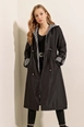 Una modella di abbigliamento all'ingrosso indossa 46831-trench-coat-black, vendita all'ingrosso turca di  di 