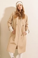 Una modelo de ropa al por mayor lleva 46834-trench-coat-beige,  turco al por mayor de 