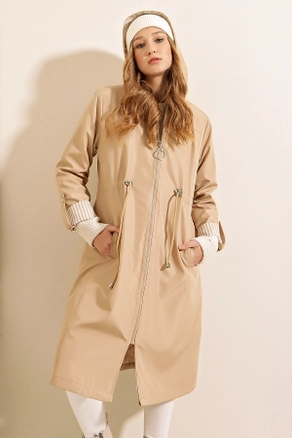 A model wears 46834 - Trench Coat - Beige, wholesale Trenchcoat of Bigdart to display at Lonca