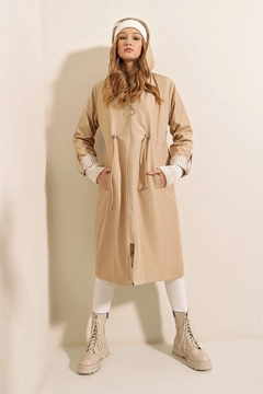 Bir model, Bigdart toptan giyim markasının 46834 - Trench Coat - Beige toptan Trençkot ürününü sergiliyor.