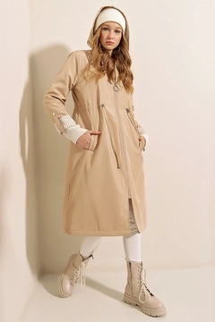 Bir model, Bigdart toptan giyim markasının 46834 - Trench Coat - Beige toptan Trençkot ürününü sergiliyor.