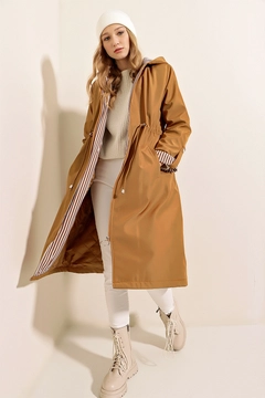Bir model, Bigdart toptan giyim markasının 46835 - Trench Coat - Tan toptan Trençkot ürününü sergiliyor.
