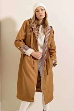Bir model, Bigdart toptan giyim markasının 46835 - Trench Coat - Tan toptan Trençkot ürününü sergiliyor.