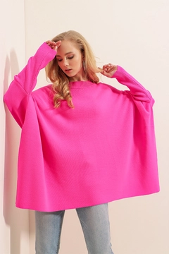 A wholesale clothing model wears 46081 - Poncho Sweater - Fuchsia, Turkish wholesale Sweater of Bigdart