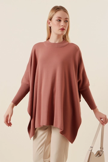 Bir model, Bigdart toptan giyim markasının  Panço Kazak - Gül Kurusu
 toptan Panço ürününü sergiliyor.