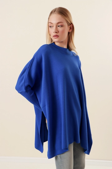 Bir model, Bigdart toptan giyim markasının  Panço Kazak - Saks
 toptan Panço ürününü sergiliyor.