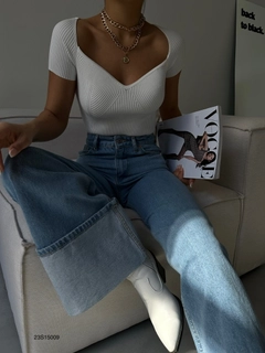Bir model, Black Fashion toptan giyim markasının BLA10135 - Blouse - White toptan Bluz ürününü sergiliyor.