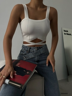 Bir model, Black Fashion toptan giyim markasının BLA10145 - Crop Top - White toptan Crop Top ürününü sergiliyor.