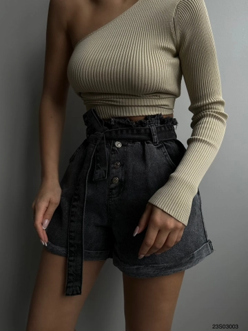 Ein Bekleidungsmodell aus dem Großhandel trägt  Denim-Shorts - Geräuchert
, türkischer Großhandel Jeans-Shorts von Black Fashion