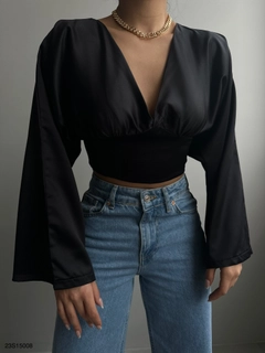 Bir model, Black Fashion toptan giyim markasının BLA10158 - Crop Top - Black toptan Crop Top ürününü sergiliyor.