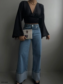 Модел на дрехи на едро носи BLA10158 - Crop Top - Black, турски едро Кратко горнище на Black Fashion