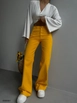 Bir model,  toptan giyim markasının bla10242-jeans-mango toptan  ürününü sergiliyor.