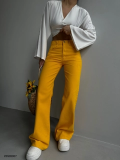 Bir model, Black Fashion toptan giyim markasının BLA10242 - Jeans - Mango toptan Kot Pantolon ürününü sergiliyor.