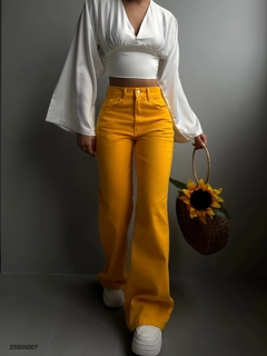 Bir model, Black Fashion toptan giyim markasının BLA10242 - Jeans - Mango toptan Kot Pantolon ürününü sergiliyor.