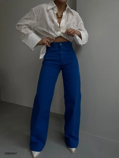 Bir model, Black Fashion toptan giyim markasının BLA10243 - Jeans - Sax toptan Kot Pantolon ürününü sergiliyor.