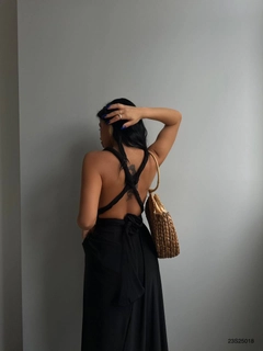 Bir model, Black Fashion toptan giyim markasının BLA10382 - Tie Maxi Dress - Black toptan Elbise ürününü sergiliyor.