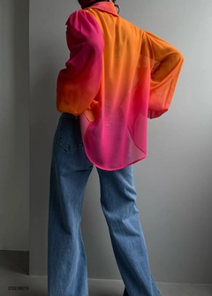 Um modelo de roupas no atacado usa BLA10537 - Patterned Chiffon Shirt - Orange, atacado turco Camisa de Black Fashion