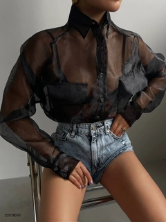 Bir model, Black Fashion toptan giyim markasının BLA10564 - Pocket Detail Organza Shirt - Black toptan Gömlek ürününü sergiliyor.