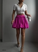 Una modelo de ropa al por mayor lleva bla10736-pleated-mini-skirt-fuchsia,  turco al por mayor de 