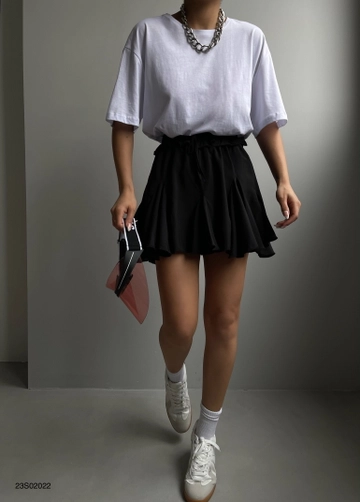 Bir model, Black Fashion toptan giyim markasının  Pileli Mini Etek - Siyah
 toptan Etek ürününü sergiliyor.