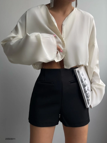 Bir model, Black Fashion toptan giyim markasının  Cep Detay Mini Şort - Siyah
 toptan Şort ürününü sergiliyor.