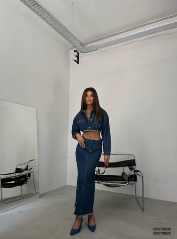 Ein Bekleidungsmodell aus dem Großhandel trägt  Jeansjacke Mit Nahtloser Taille – Dunkelblau
, türkischer Großhandel Jeansjacke von Black Fashion