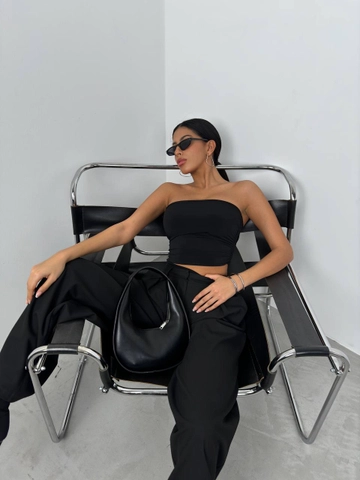 Een kledingmodel uit de groothandel draagt  Asymmetrische strapless croptop - Zwart
, Turkse groothandel Crop-top van Black Fashion