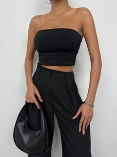 A wholesale clothing model wears bla11425-asymmetric-strapless-crop-black, Turkish wholesale Crop Top of Black Fashion