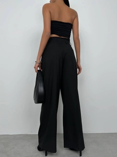 Een kledingmodel uit de groothandel draagt bla11425-asymmetric-strapless-crop-black, Turkse groothandel Crop-top van Black Fashion