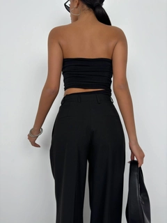 Un mannequin de vêtements en gros porte bla11425-asymmetric-strapless-crop-black, Crop Top en gros de Black Fashion en provenance de Turquie