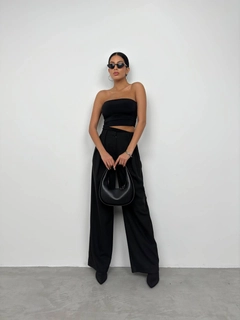Una modelo de ropa al por mayor lleva bla11425-asymmetric-strapless-crop-black, Blusa turco al por mayor de Black Fashion