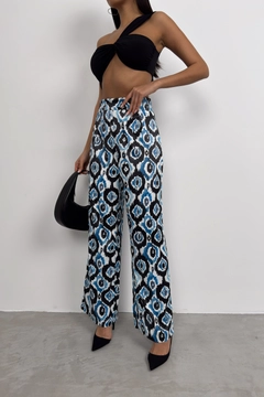 Ein Bekleidungsmodell aus dem Großhandel trägt bla11452-patterned-satin-trousers-blue, türkischer Großhandel Hose von Black Fashion