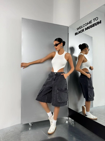 Bir model, Black Fashion toptan giyim markasının  Kargo Cep Bermuda Denim Şort - Kar Yıkama Füme
 toptan Kot Şort ürününü sergiliyor.