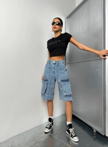 A wholesale clothing model wears  Cargo Pocket Bermuda Denim Shorts - Blue
, Turkish wholesale Denim Shorts of Black Fashion
