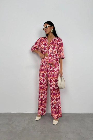 Ένα μοντέλο χονδρικής πώλησης ρούχων φοράει  Σατέν Παντελόνι Με Σχέδια - Ροζ
, τούρκικο Παντελόνι χονδρικής πώλησης από Black Fashion
