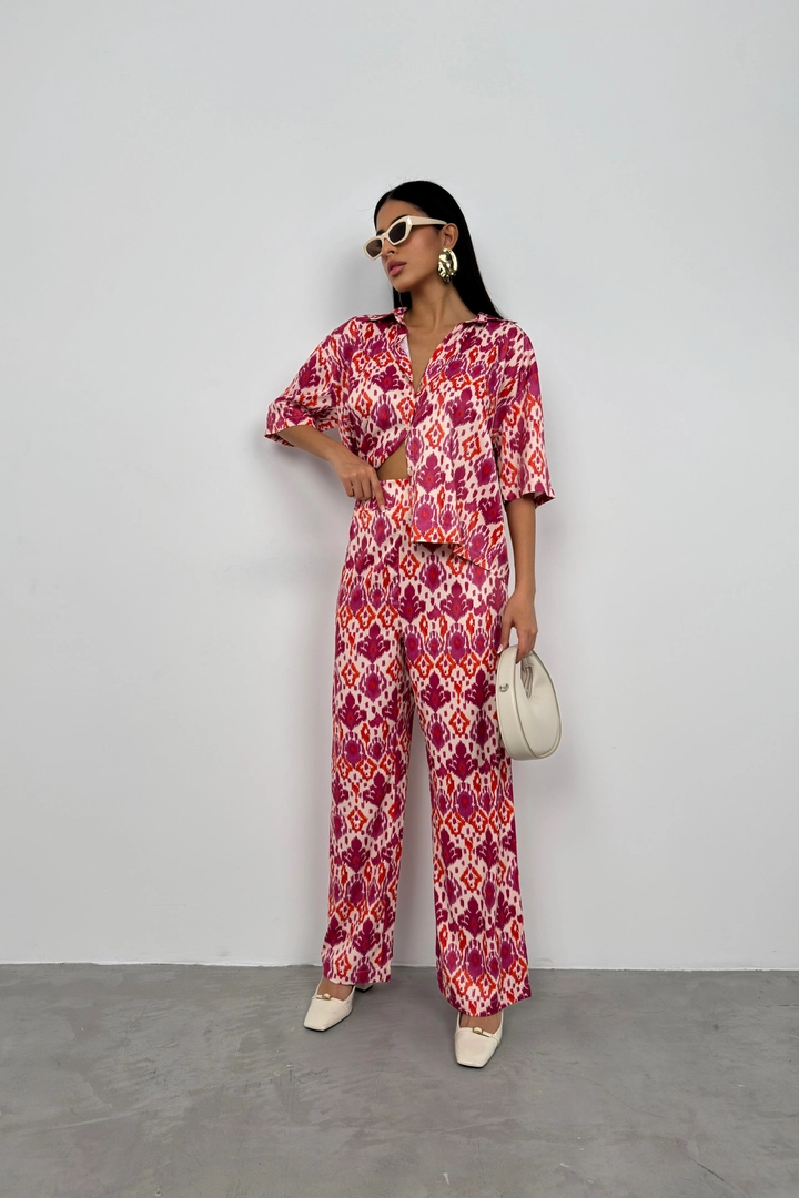 Una modelo de ropa al por mayor lleva bla11453-patterned-satin-trousers-pink, Pantalón turco al por mayor de Black Fashion