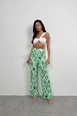 Una modelo de ropa al por mayor lleva bla11454-patterned-satin-trousers-green,  turco al por mayor de 