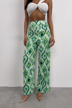 Ένα μοντέλο χονδρικής πώλησης ρούχων φοράει bla11454-patterned-satin-trousers-green, τούρκικο Παντελόνι χονδρικής πώλησης από Black Fashion