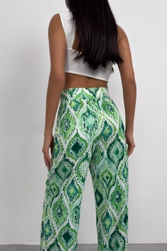 Ένα μοντέλο χονδρικής πώλησης ρούχων φοράει bla11454-patterned-satin-trousers-green, τούρκικο Παντελόνι χονδρικής πώλησης από Black Fashion