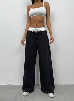 Una modella di abbigliamento all'ingrosso indossa bla11490-elastic-boxer-low-waist-jean-double-set-snow-wash-smoked, vendita all'ingrosso turca di Jeans di Black Fashion
