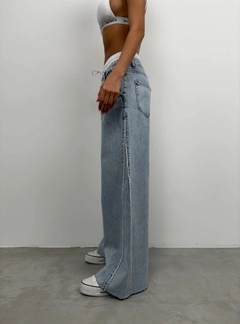 Bir model, Black Fashion toptan giyim markasının bla11491-elastic-boxer-low-waist-jean-double-set-blue toptan Kot Pantolon ürününü sergiliyor.