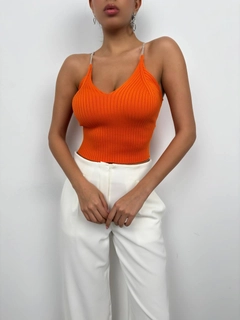 Ένα μοντέλο χονδρικής πώλησης ρούχων φοράει bla11505-stone-strap-knitted-blouse-orange, τούρκικο Crop top χονδρικής πώλησης από Black Fashion