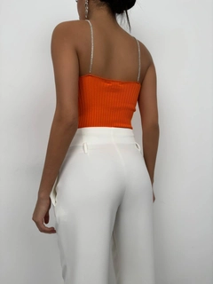 Un model de îmbrăcăminte angro poartă bla11505-stone-strap-knitted-blouse-orange, turcesc angro Crop Top de Black Fashion