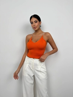 Ein Bekleidungsmodell aus dem Großhandel trägt bla11505-stone-strap-knitted-blouse-orange, türkischer Großhandel Oberteil von Black Fashion