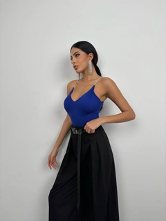 Bir model, Black Fashion toptan giyim markasının bla11503-stone-strap-knitwear-blouse-saks toptan Crop Top ürününü sergiliyor.