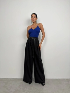Bir model, Black Fashion toptan giyim markasının bla11503-stone-strap-knitwear-blouse-saks toptan Crop Top ürününü sergiliyor.